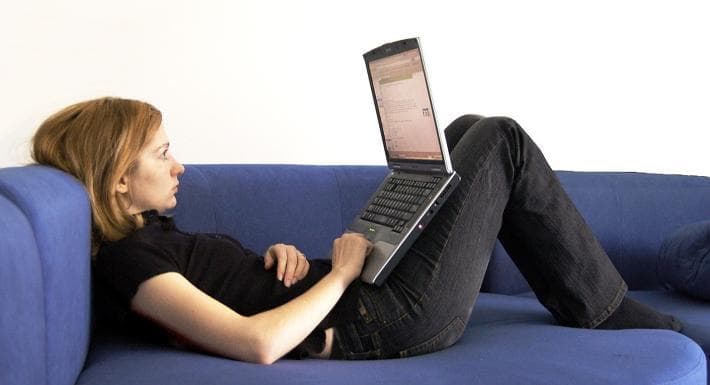 dziewczyna z laptopem na sofie
